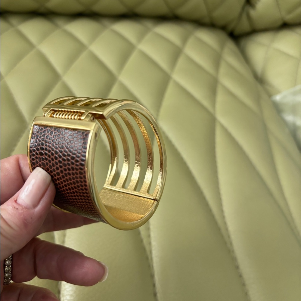 Gold-Tone & Brown Leather-Textured Ladies Bracelet NWT - Picture 2 of 6